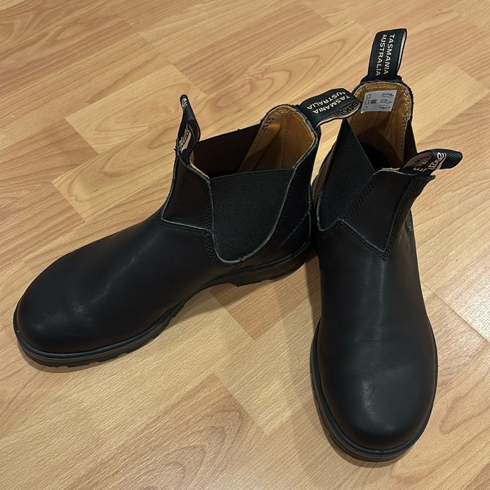 Black Chelsea Blundstone Boots Size 8 US like new worn once FREE SHIPPING